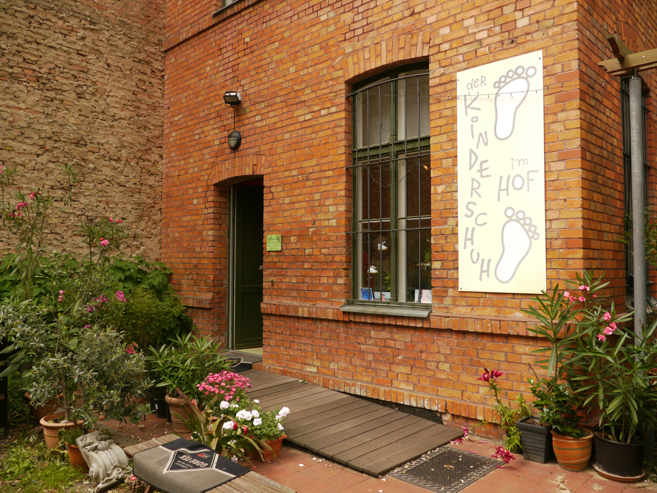der-kinderschuh-im-hof-berlin-prenzlauer-berg-aussen