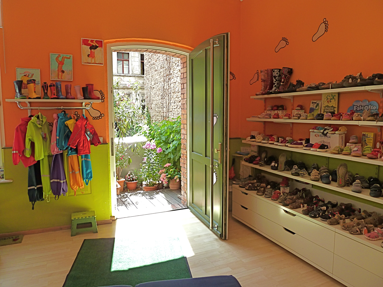 der-kinderschuh-im-hof-berlin-prenzlauer-berg-tuer