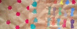 Weihnachtsbasteln, Weihnachtsgeschenkpapier aus Kartoffeldruck