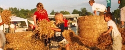 buckower-strohballenfest-berlin-kinder-im-stroh