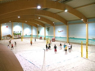 uebersicht-indoor-beach-center-berlin-tauziehen
