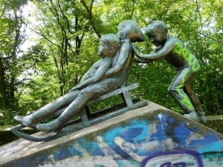 schlittenskulptur-volkspark-prenzlauer-berg-P1060908