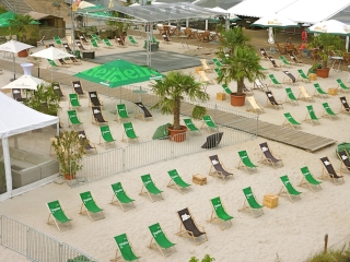 traumstrand-liegestuehle-strandbar-berlin-mitte