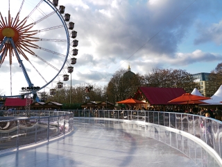eisbahn-karussell-neptunbrunnen